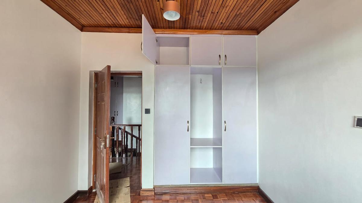 4 Bed House with En Suite in Lavington - 19