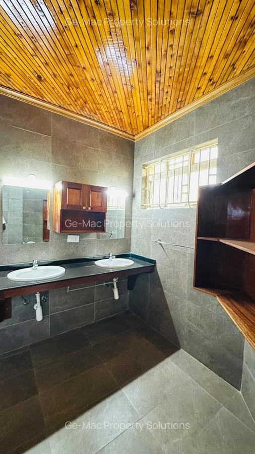 5 Bed House with En Suite in Runda - 11