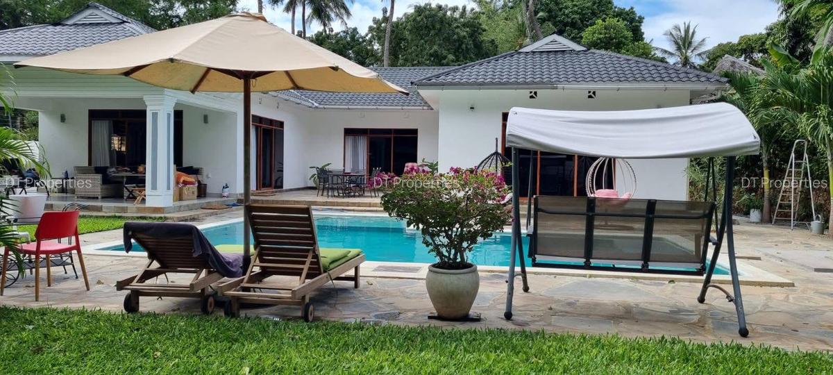 3 Bed House with Swimming Pool at La Marina - 13