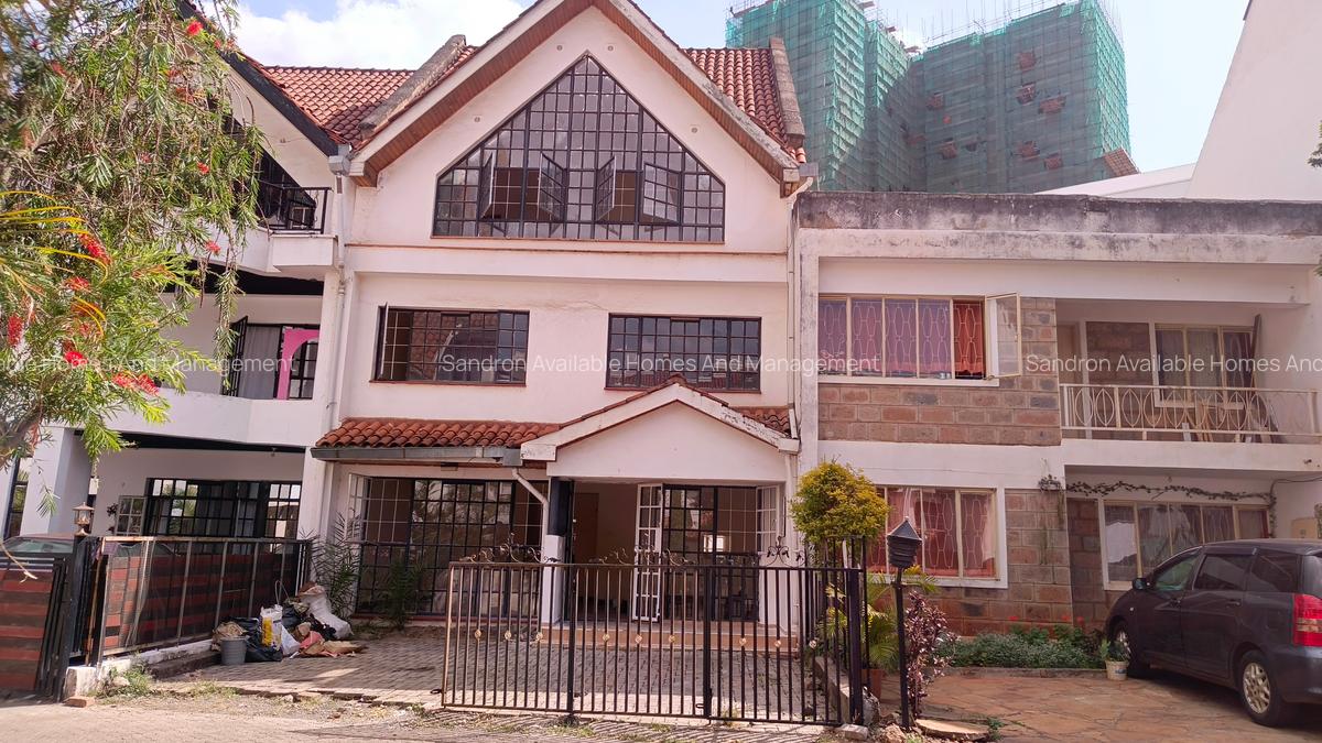 5 Bed Villa with En Suite in Brookside - 2