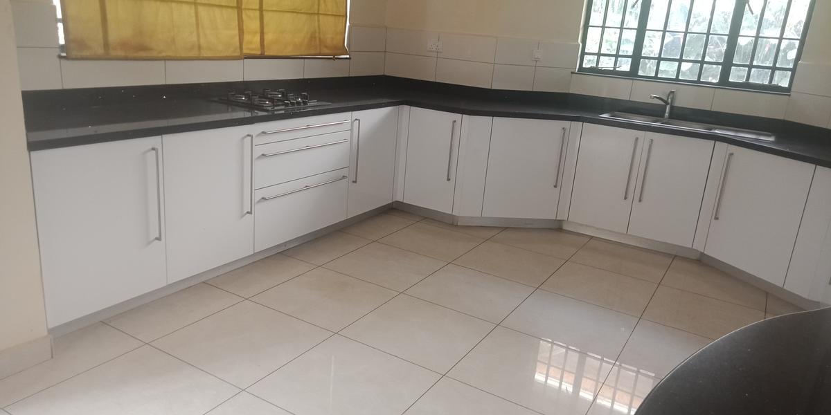 5 Bed Townhouse with En Suite in Lavington - 4