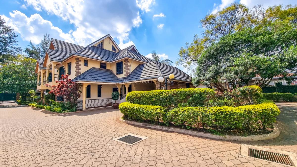 5 Bed Townhouse with En Suite at Lavington - 1