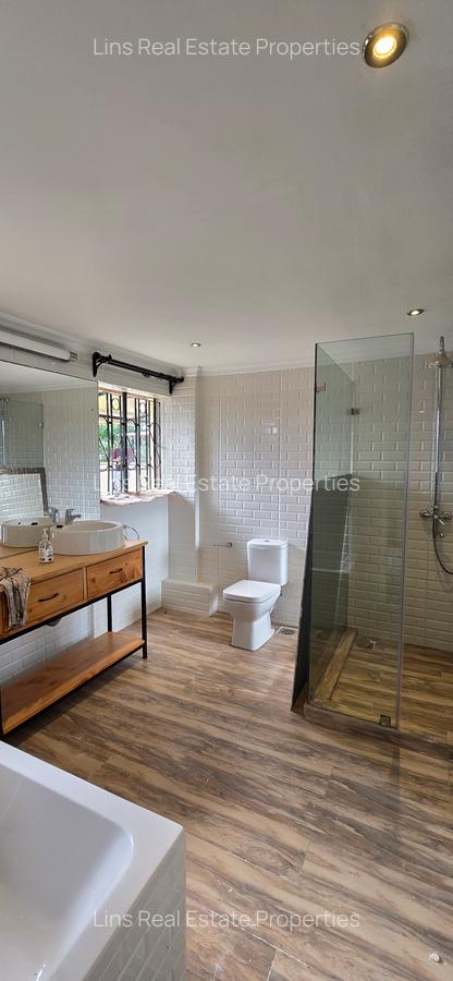 6 Bed House with En Suite in Lavington - 17