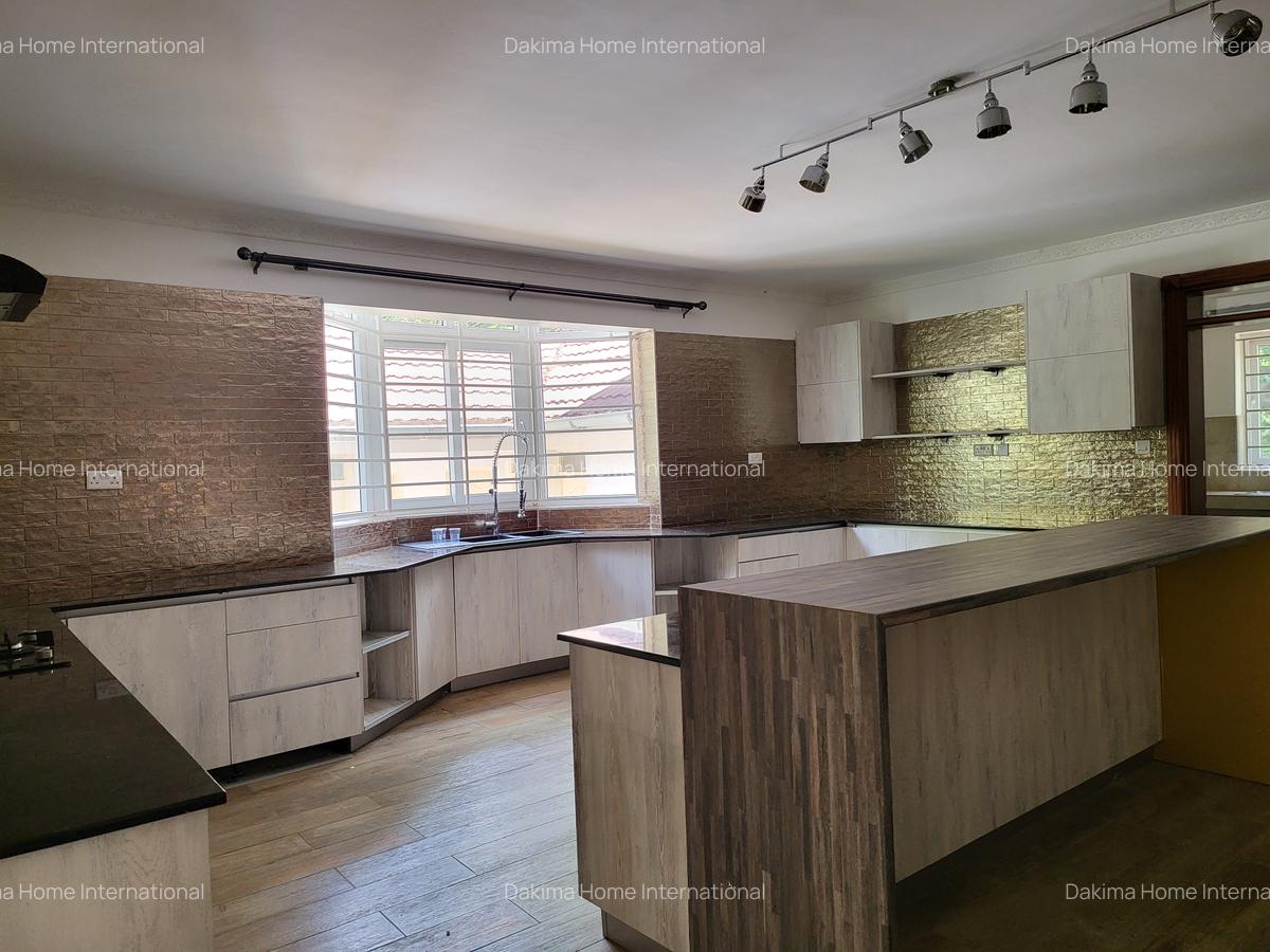 5 Bed Townhouse with En Suite in Rosslyn - 2