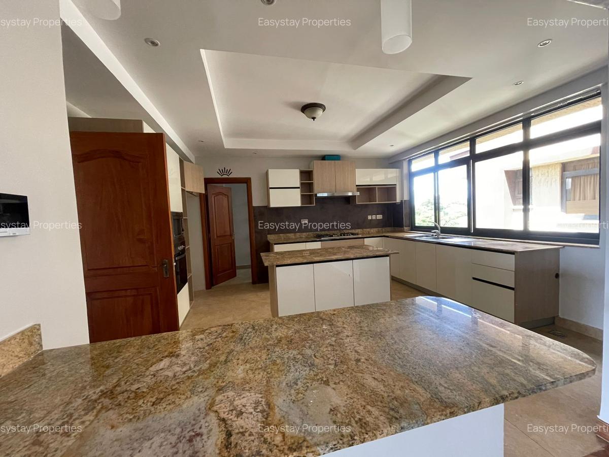 4 Bed Apartment with En Suite in Riverside - 2