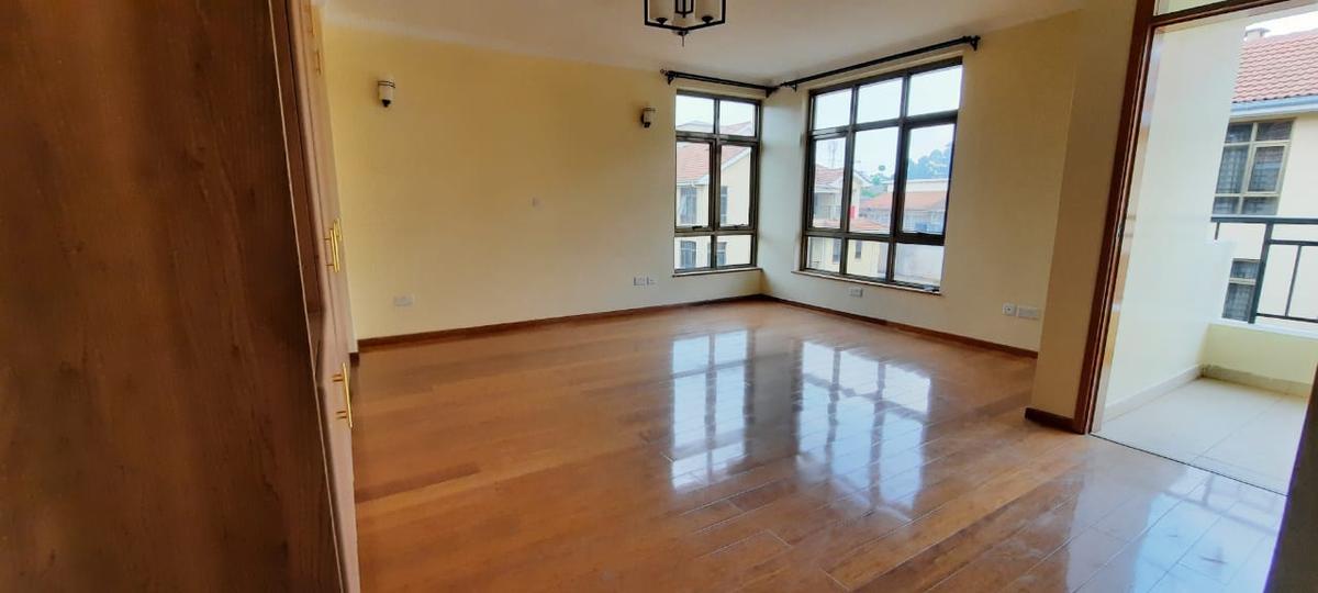 5 Bed Townhouse with En Suite at Lavington - 20