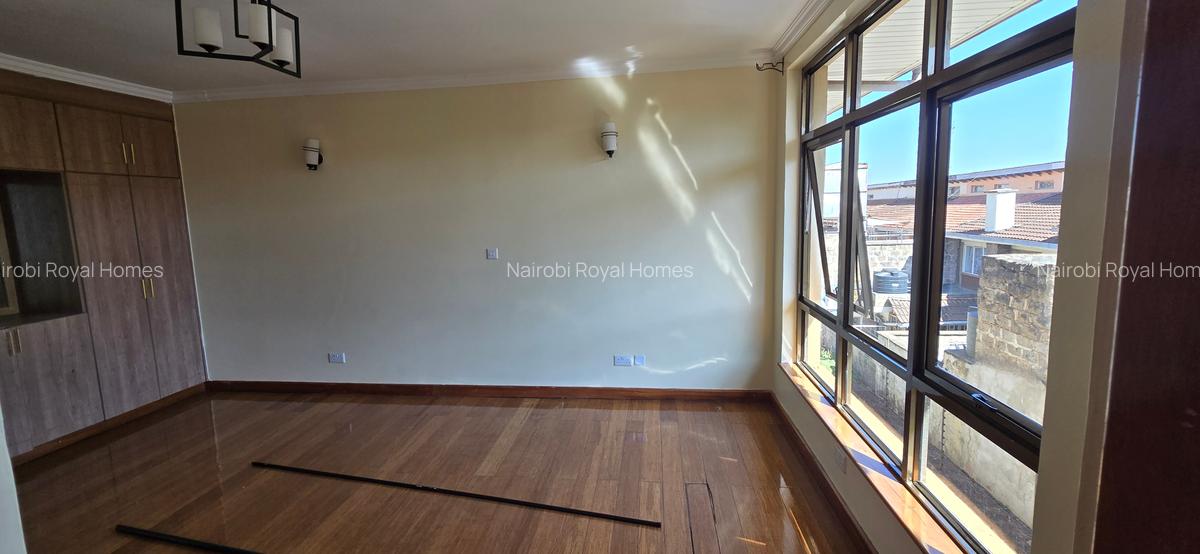 6 Bed Townhouse with En Suite at Lavington Green - 9