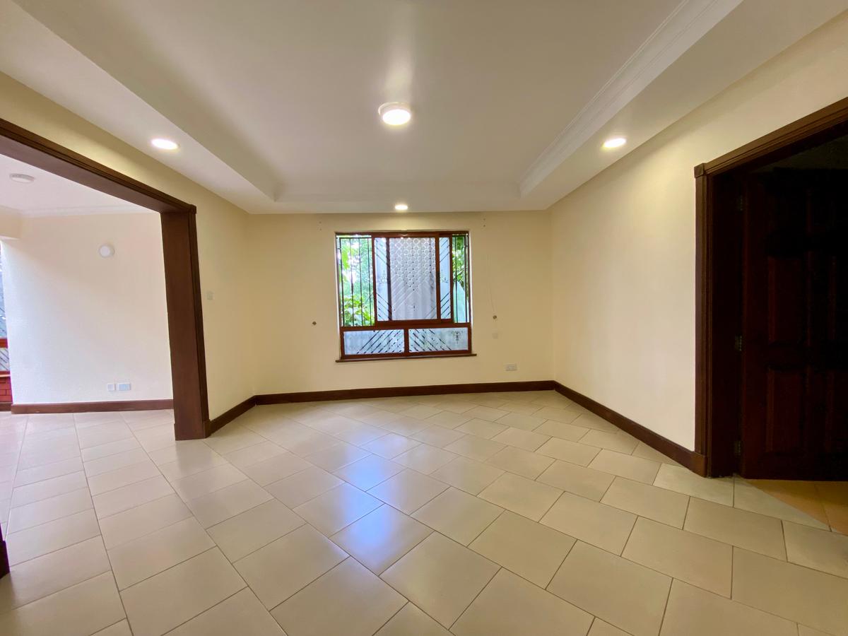 5 Bed Townhouse with En Suite in Spring Valley - 13