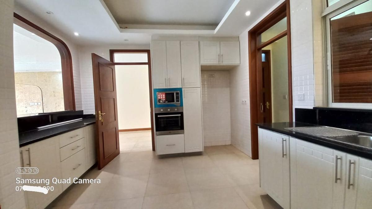 3 Bed Apartment with En Suite in Parklands - 2