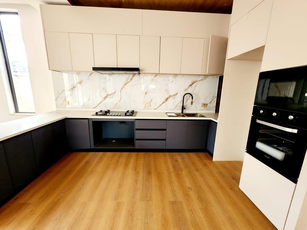 5 Bed House with En Suite at Lavington - 8