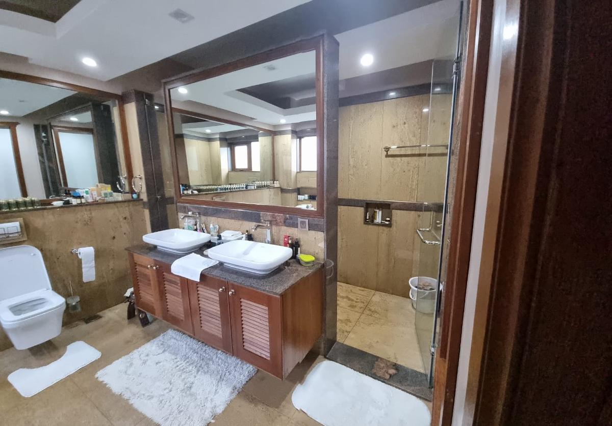 5 Bed Villa with En Suite at Lavington - 9