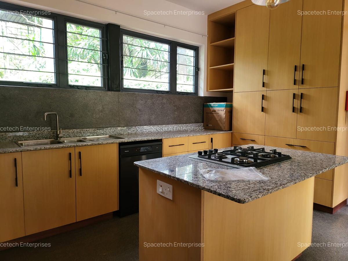 4 Bed Townhouse with En Suite in Lake View - 9