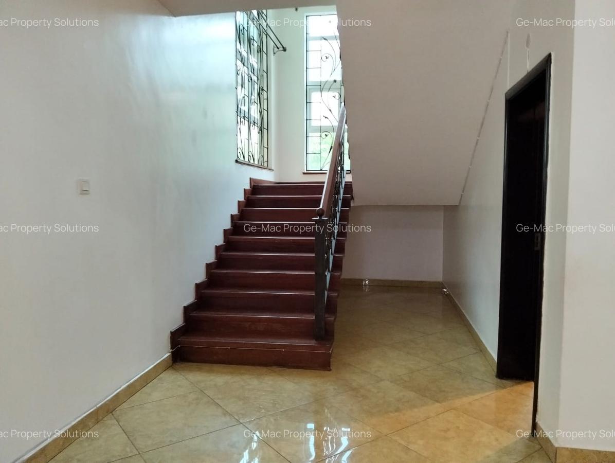 5 Bed House with En Suite in Lavington - 11