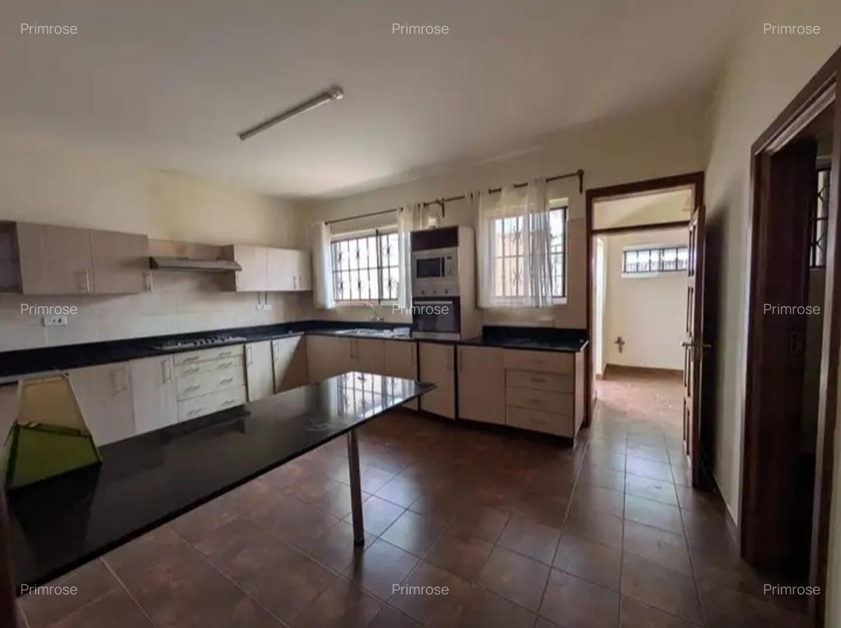 5 Bed Townhouse with En Suite in Spring Valley - 6