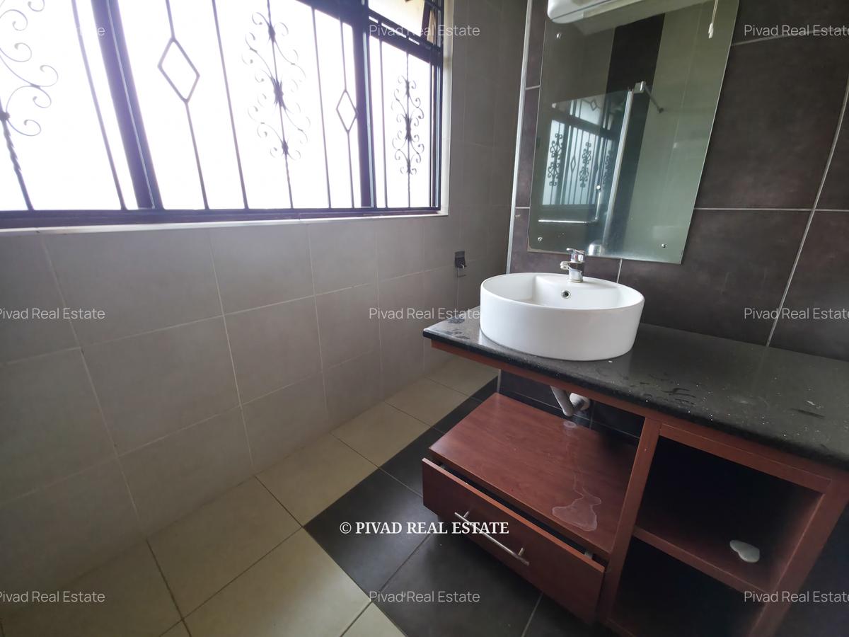 4 Bed Townhouse with Swimming Pool in Ridgeways - 14