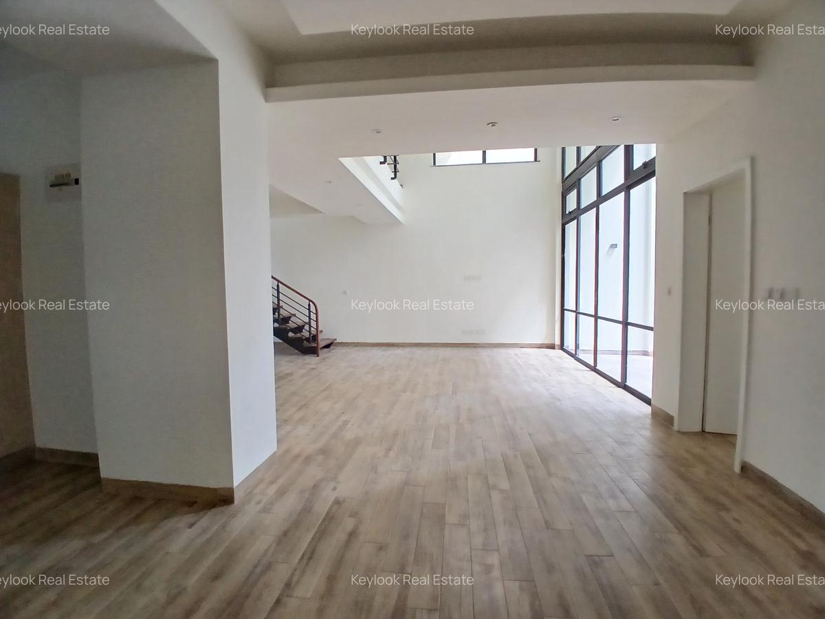 4 Bed Apartment with En Suite at Riverside Drive - 13