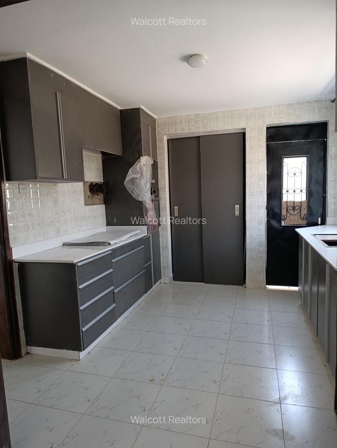 4 Bed Villa with En Suite at Muhuri Road - 13