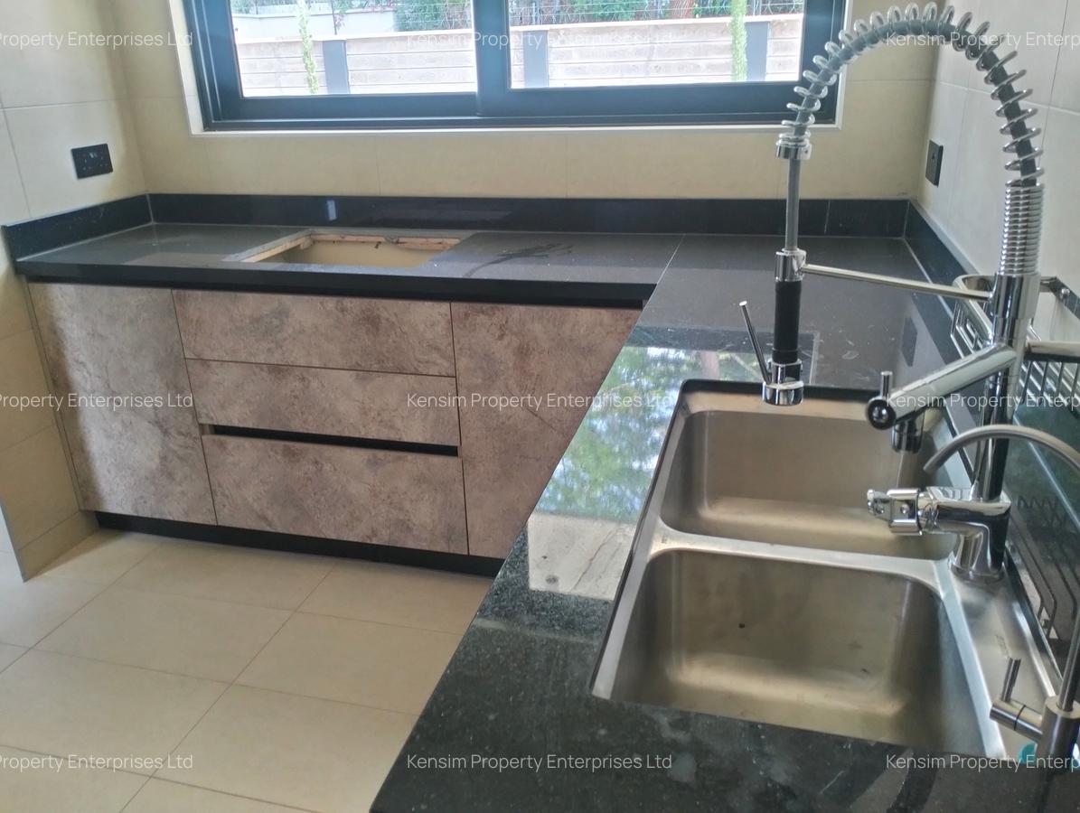 5 Bed Townhouse with En Suite in Nyari - 5