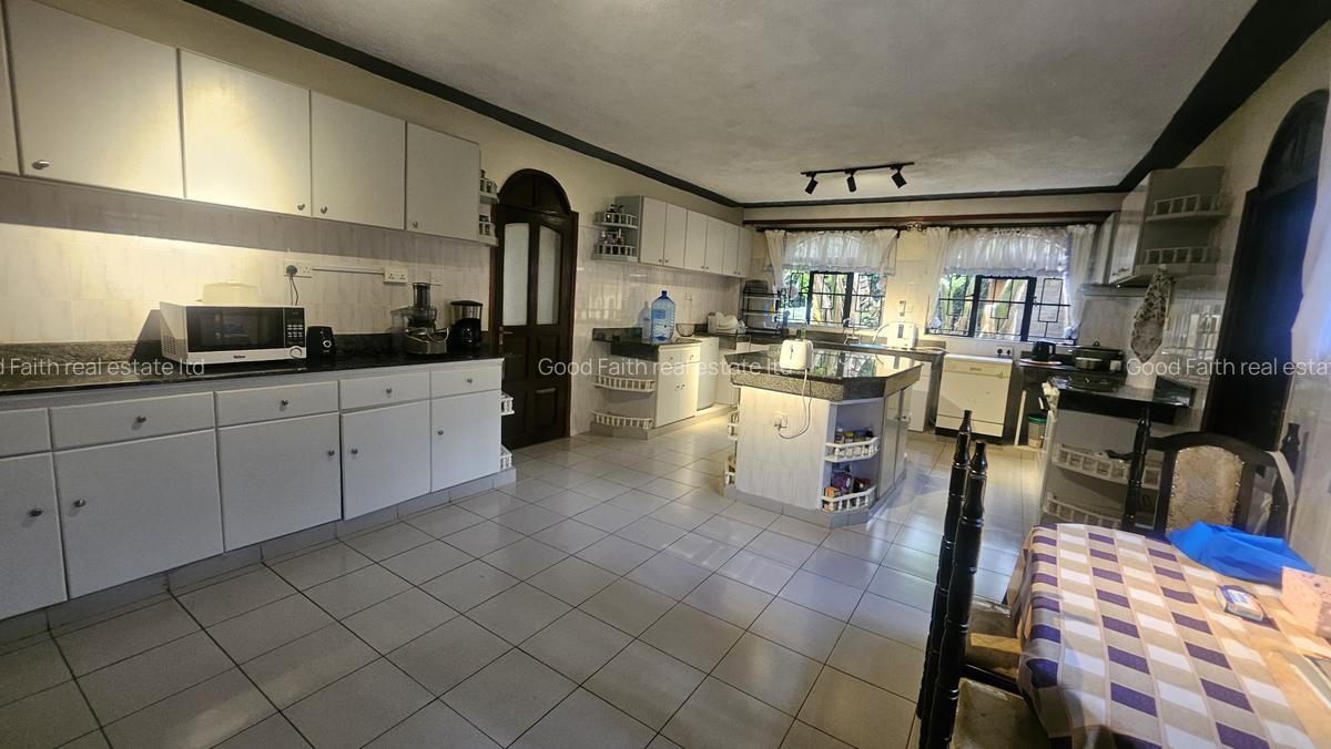 5 Bed House with En Suite in Runda - 11