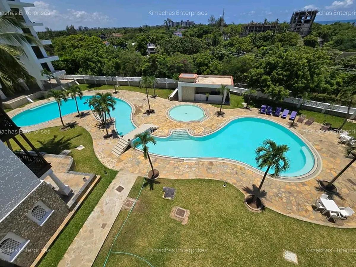 3 Bed Apartment with En Suite at Green Wood Drive - 19