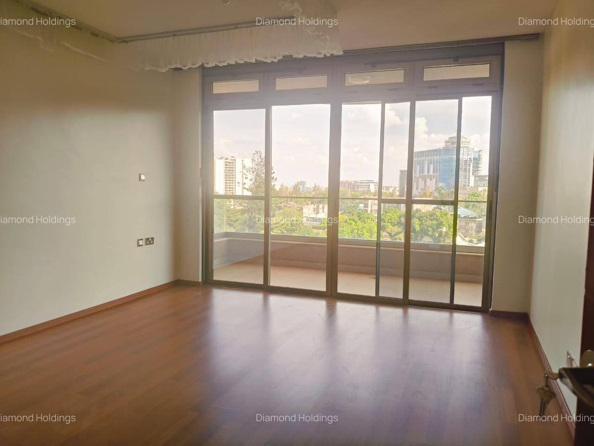 3 Bed Apartment with En Suite at Parklands - 5