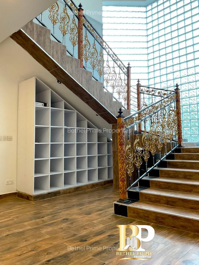 5 Bed Villa with Swimming Pool in Runda - 18