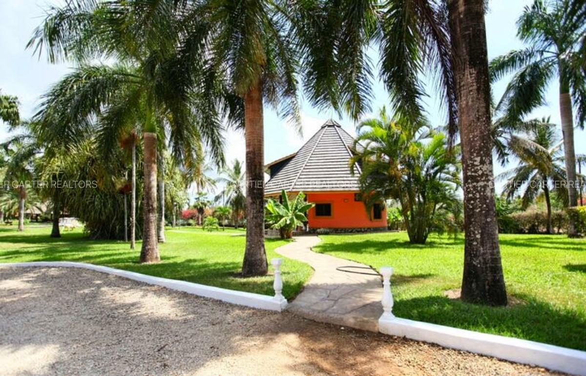 6 Bed Villa with Swimming Pool in Diani - 2