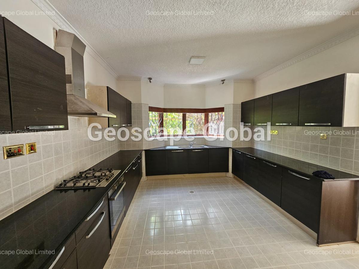 5 Bed House with En Suite in Runda - 2