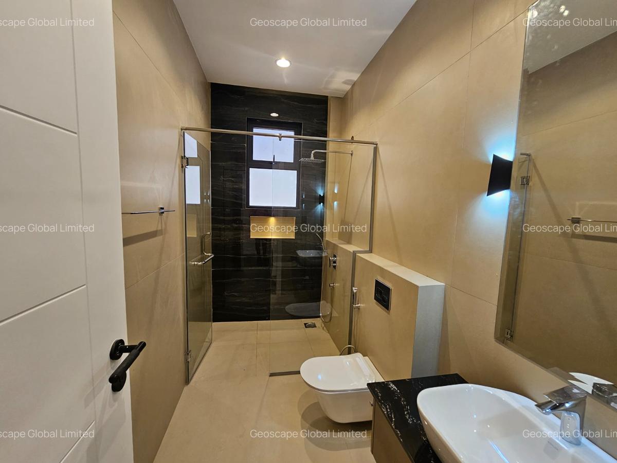 5 Bed House with En Suite in Lavington - 8