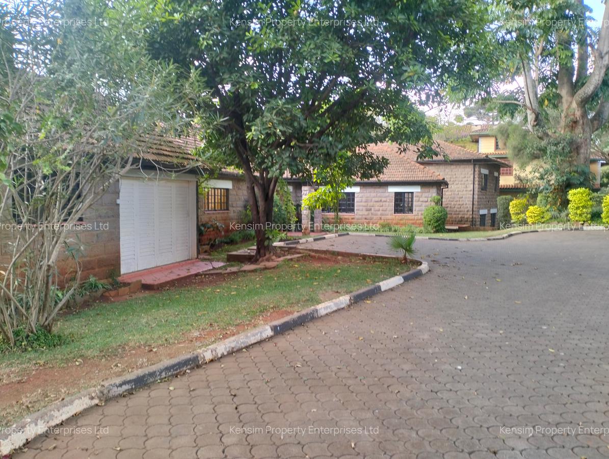 4 Bed House with En Suite in Lavington - 3