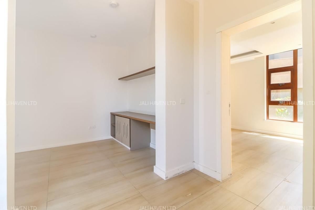 4 Bed Villa with En Suite in Lavington - 5