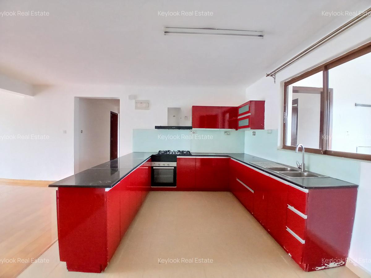 3 Bed Apartment with En Suite at Lavington - 4
