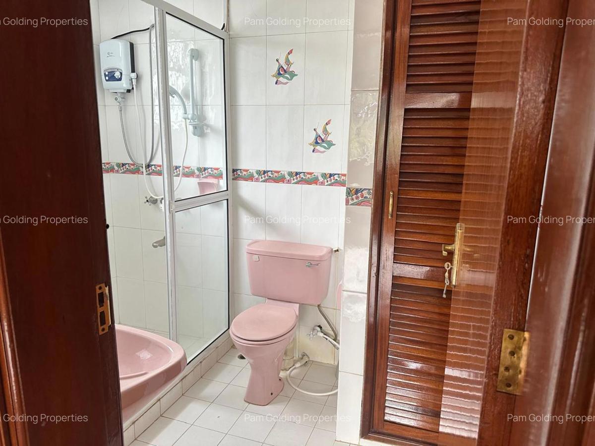 5 Bed Townhouse with En Suite in Westlands Area - 15