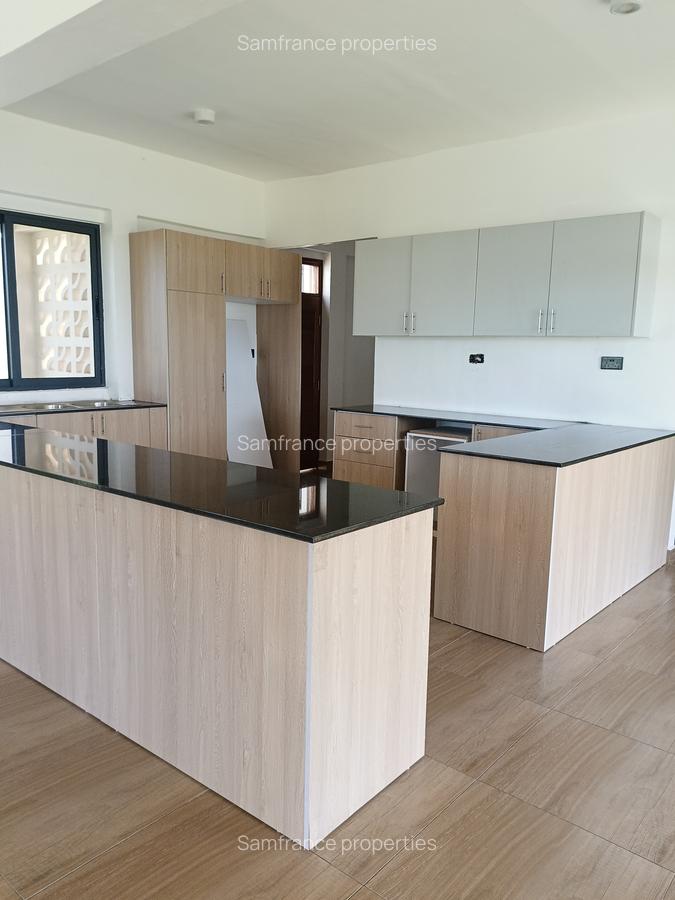 4 Bed Townhouse with En Suite at King'S Eood - 7