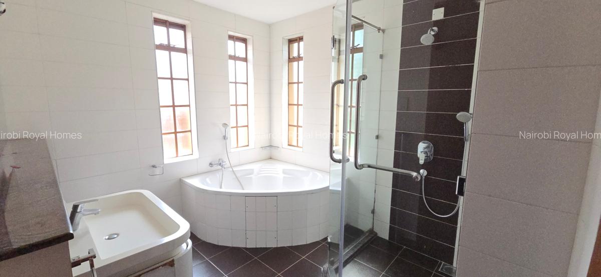 5 Bed Townhouse with En Suite at Lavington - 17