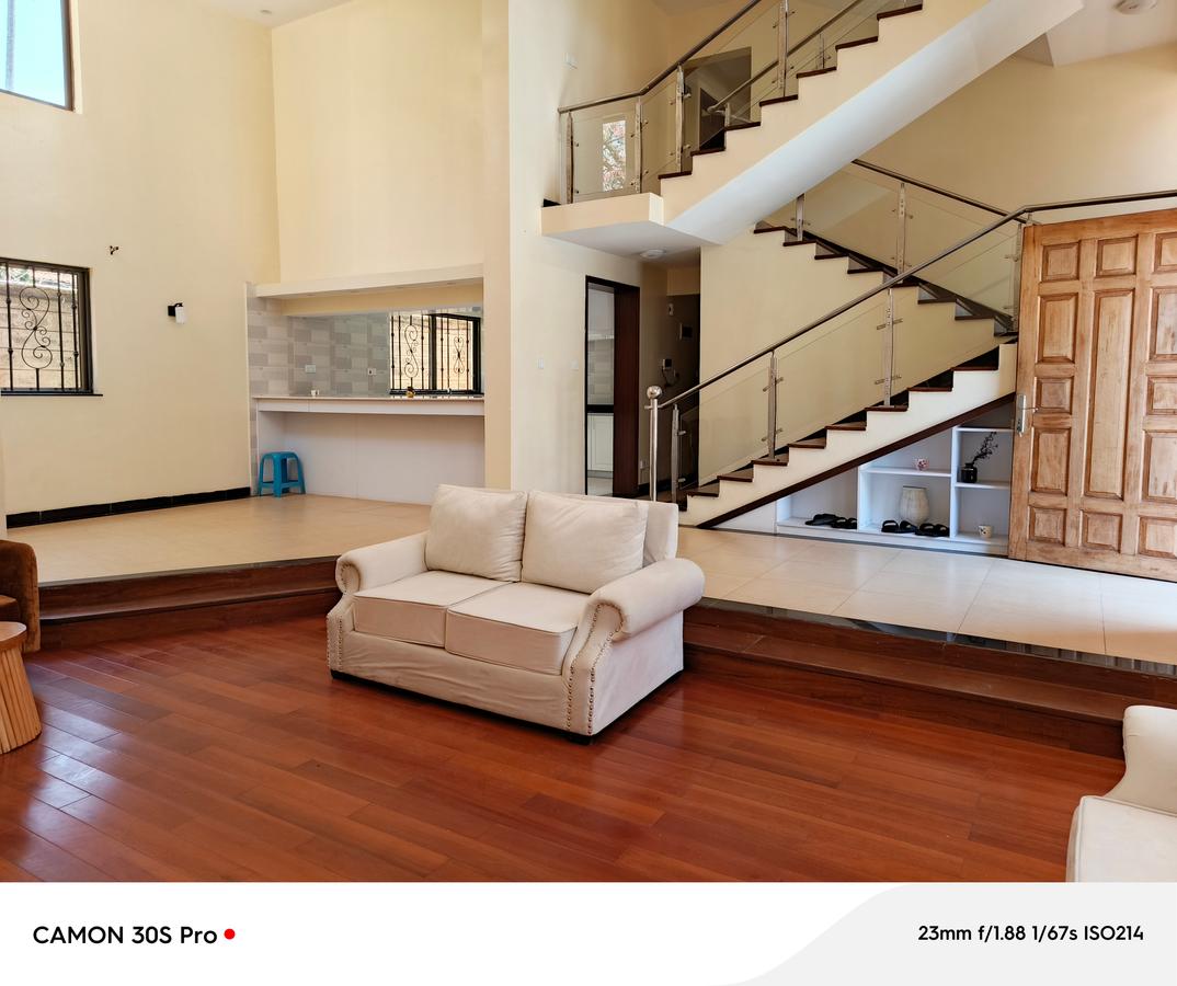 5 Bed Townhouse with En Suite at Lavington - 2