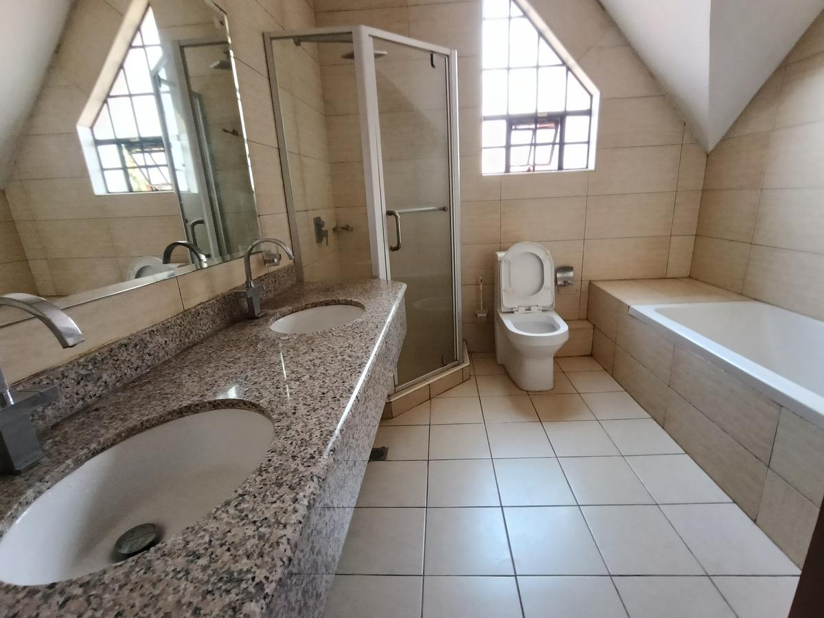 4 Bed Townhouse with En Suite at Lavington - 10