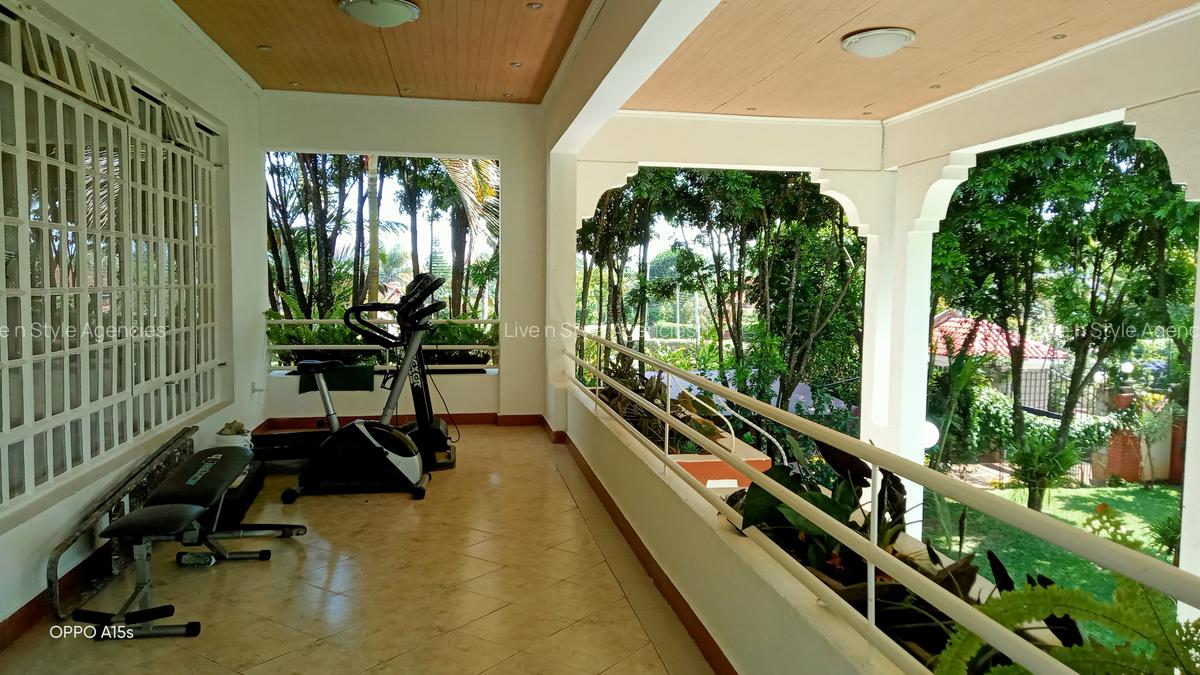 6 Bed House with En Suite in Runda - 4