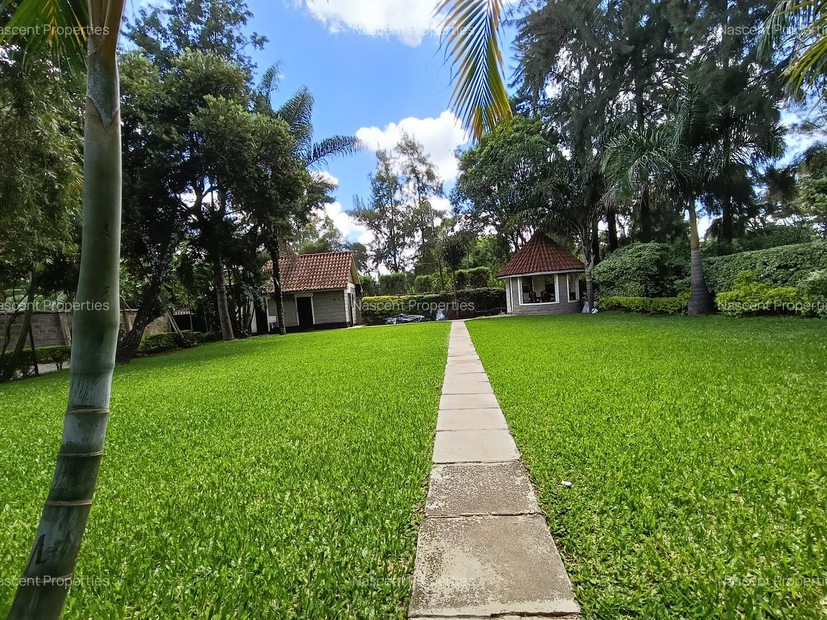 4 Bed House with En Suite in Ridgeways - 1