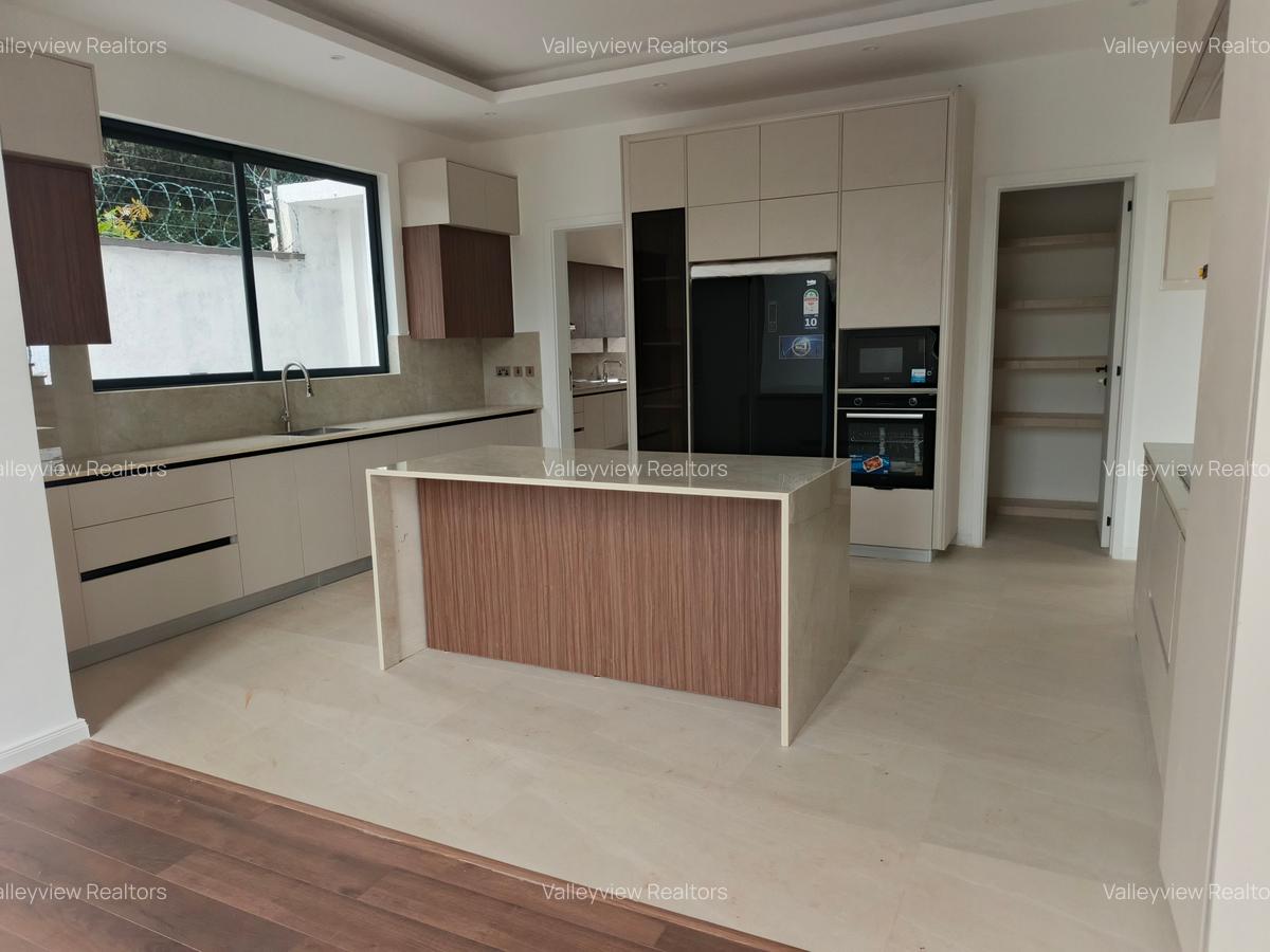 5 Bed Townhouse with En Suite at Lavington - 2