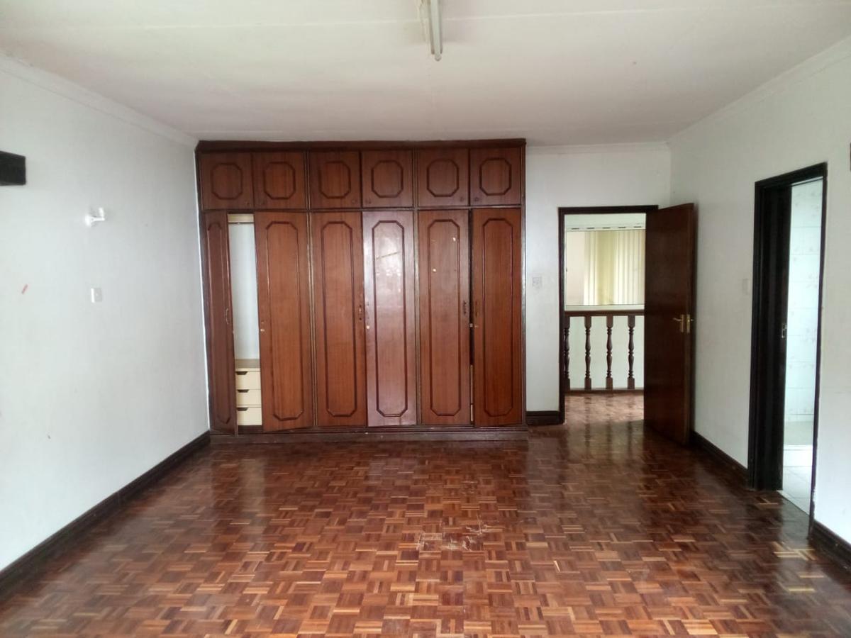 5 Bed House with En Suite in Lavington - 9