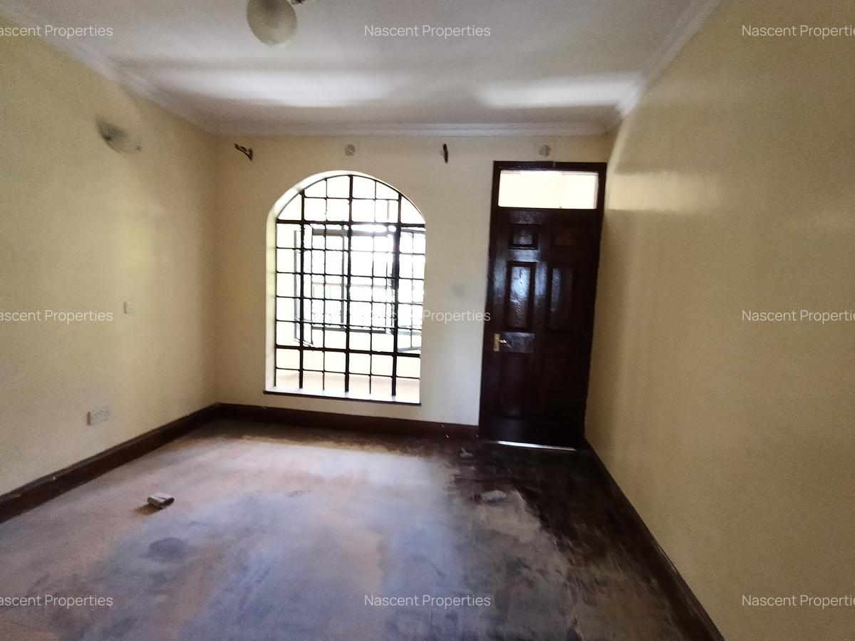 4 Bed House with En Suite in Ridgeways - 10