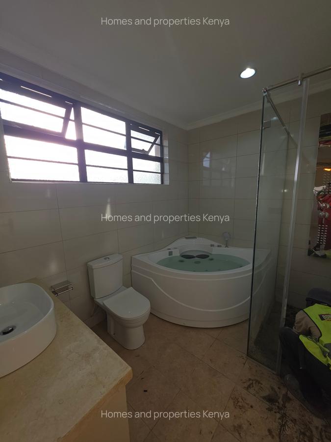 5 Bed Villa with En Suite in Membley - 12