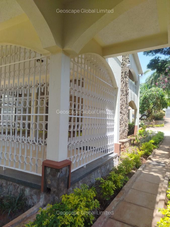 6 Bed House with En Suite in Nyari - 6