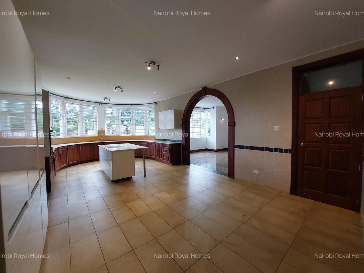 5 Bed House with En Suite at Rosslyn Road - 5