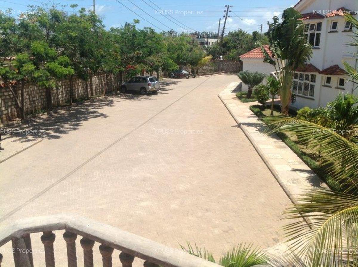 3 Bed Apartment with En Suite at As550 - 3