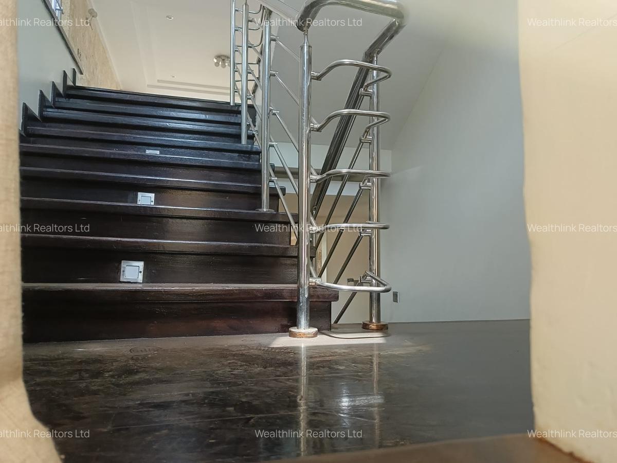 5 Bed Townhouse with En Suite at Lavington - 5