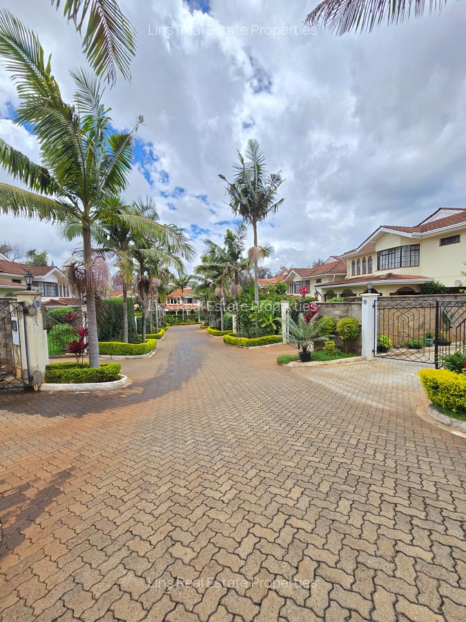 4 Bed Townhouse with En Suite in Brookside - 1