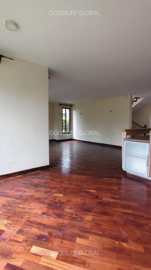 4 Bed House with En Suite at Ridgeways - 10