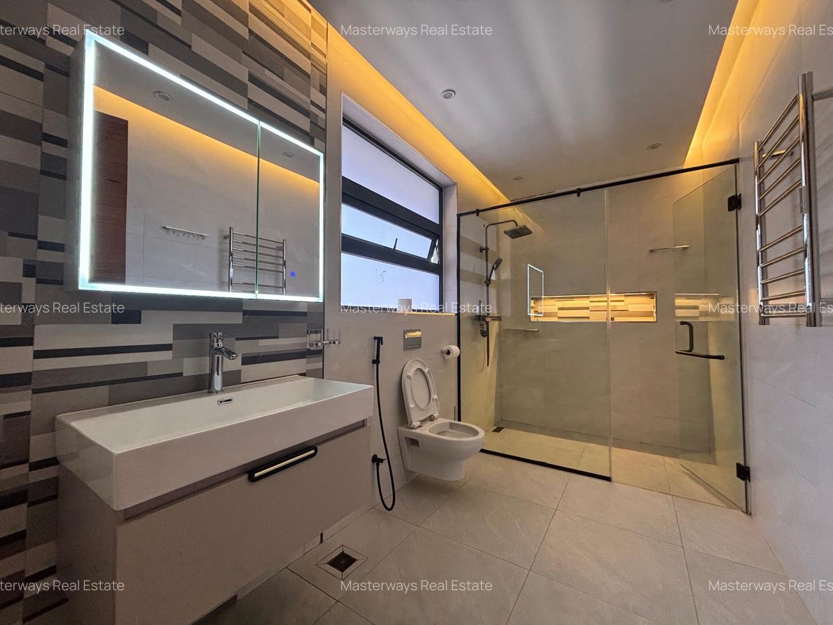 5 Bed House with En Suite in Runda - 15